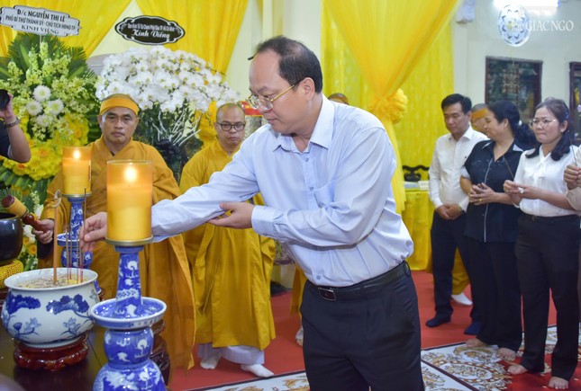 Ông Nguyễn Hồ Hải, Phó Bí thư Thường trực Thành ủy TP.HCM dâng hương tưởng niệm