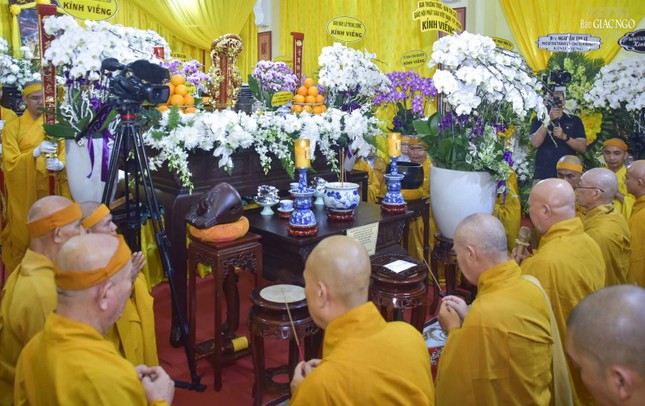 Chư tôn đức thành kính dâng hương tưởng niệm