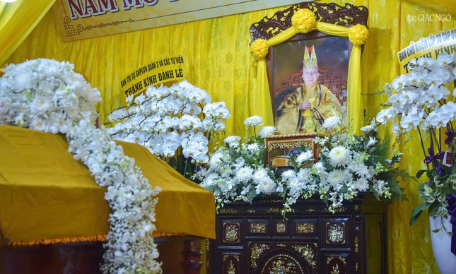 Di ảnh và kim quan Trưởng lão Hòa thượng Thích Tịnh Hạnh