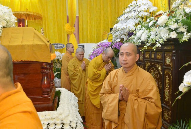 Chư tôn đức nhiễu hữu kim quan tiễn biệt Trưởng lão Hòa thượng Chư tôn đức nhiễu hữu kim quan tiễn biệt Trưởng lão Hòa thượng