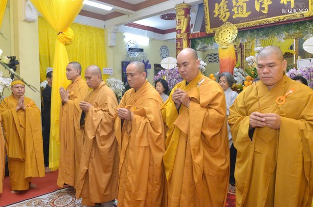 Chư tôn đức lãnh đạo, biên tập, phóng viên và nhân viên các phòng, ban Báo Giác Ngộ dâng hương tưởng niệm Chư tôn đức lãnh đạo, biên tập, phóng viên và nhân viên các phòng, ban Báo Giác Ngộ dâng hương tưởng niệm