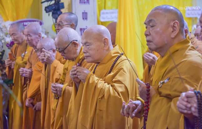 Chư tôn giáo phẩm dâng hương tưởng niệm Trưởng lão Hòa thượng Thích Tịnh Hạnh