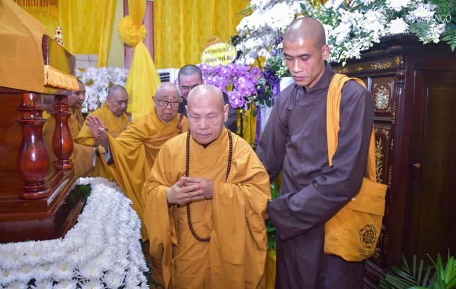 Nhiễu hữu kim quan