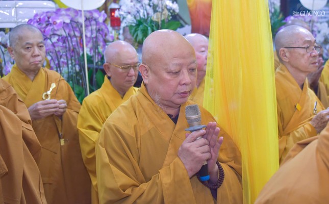 Hòa thượng Thích lệ Trang, Trưởng ban Nghi lễ T.Ư dẫn lễ