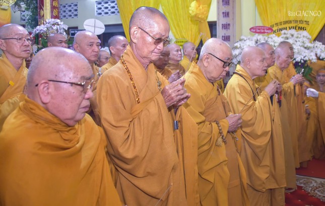 Chư tôn giáo phẩm thắp nén tâm hương tưởng niệm