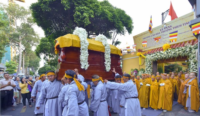 Kim quan rời ngõ vào tổ đình Phật Bửu trên đường Cao Thắng