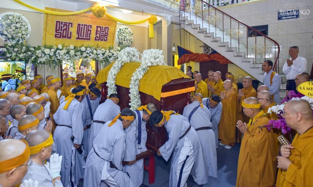 Cung thỉnh kim quan rời lễ đường