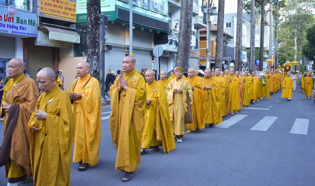 Chư Tăng tiễn đưa vị giáo phẩm