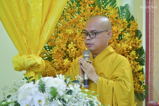 Đại đức Thích Thiện Châu dẫn chương trình