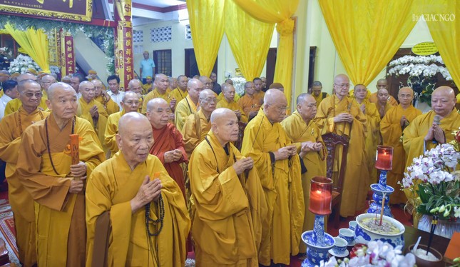 Chư tôn giáo phẩm Hội đồng Chứng minh, Hội đồng Trị sự thắp nén tâm hương tưởng niệm, tiễn biệt lần sau cuối trước Giác linh Trưởng lão Hòa thượng