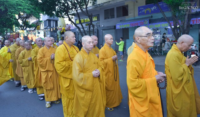 Đồng thời là người tham dự