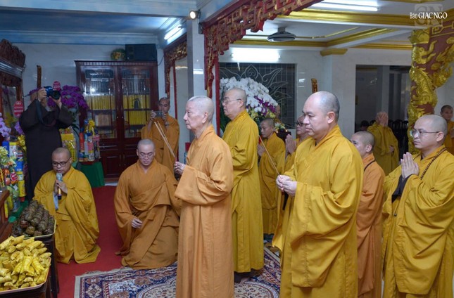 Đức Pháp chủ GHPGVN cùng chư tôn đức thắp hương cầu nguyện, tưởng niệm Trưởng lão Hòa thượng Thích Hiển Pháp