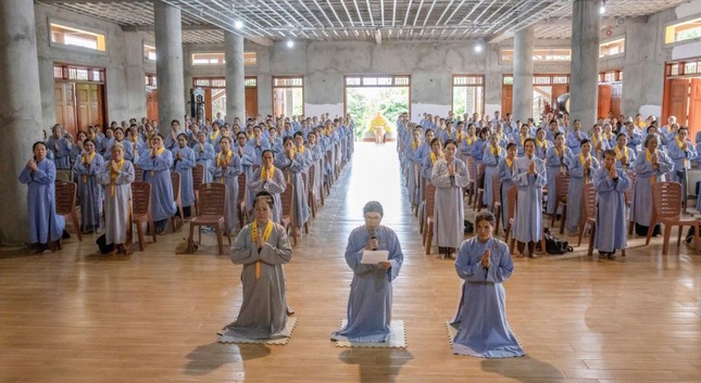 Phật tử tham dự khóa tu phát nguyện tu học tinh tấn Phật tử tham dự khóa tu phát nguyện tu học tinh tấn