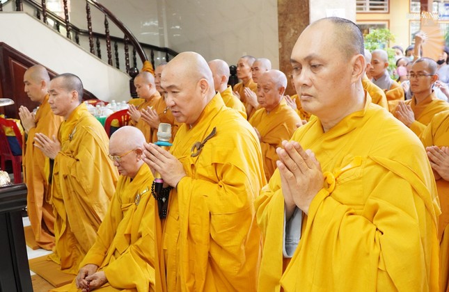 Thượng tọa Thích Phước Nguyên cảm tạ Thượng tọa Thích Phước Nguyên cảm tạ