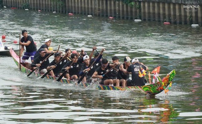 Đội ghe ngo chùa Candaransi (Q.3, TP.HCM)