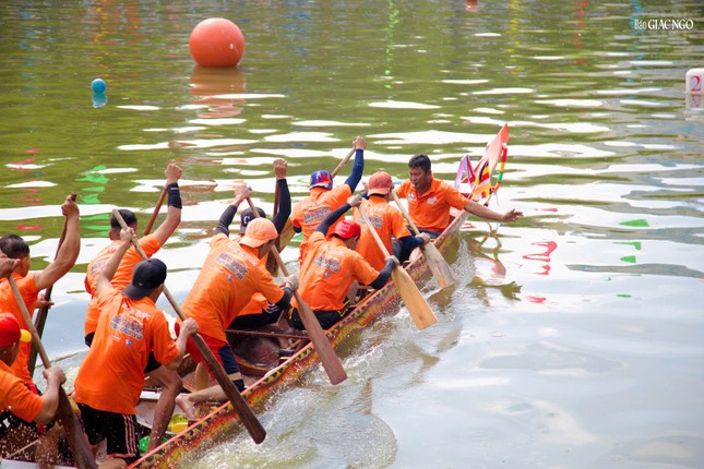 Mỗi chiếc ghe ngo được xem như một tác phẩm nghệ thuật, mang đậm dấu ấn của người Khmer