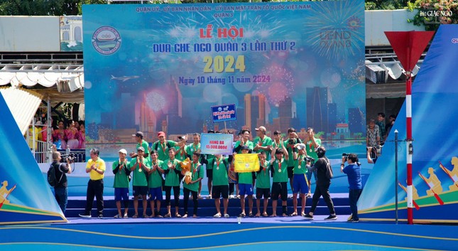 Trao giải ba đến Đội Pitu khôsa răngsây (TP.Cần Thơ)