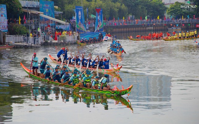 Các đội tập trung về điểm xuất phát bắt đầu thi vòng loại