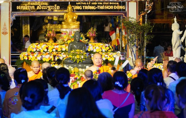 Đại đức Châu Hoài Thái đã có thời pháp thoại nói về ý nghĩa Lễ hội Ok Om Bok. Trong lễ hội này, nghi thức đút cốm dẹp và thắp đèn hoa đăng đều là phương tiện để người Khmer thể hiện niềm hy vọng, cầu chúc bình an, hạnh phúc, cũng như sự tri ân đối với những giá trị truyền thống