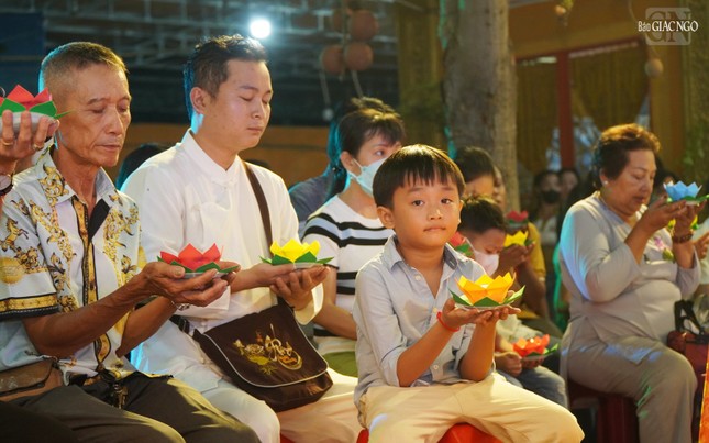 Nhiều em bé theo người thân đến chùa dự lễ