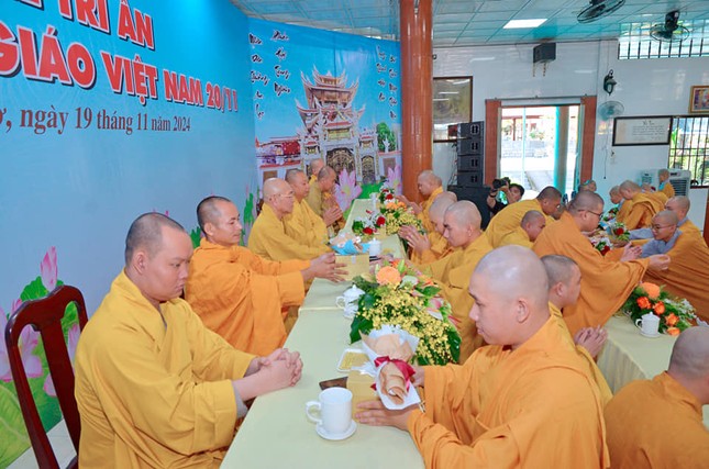 Tăng Ni sinh dâng hoa tươi thắm lên chư tôn đức Trường Trung cấp Phật học TP.Cần Thơ Tăng Ni sinh dâng hoa tươi thắm lên chư tôn đức Trường Trung cấp Phật học TP.Cần Thơ