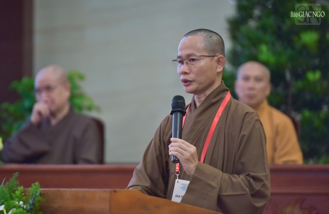 Đại đức Thích Hạnh Đức dẫn chương trình lễ khai mạc