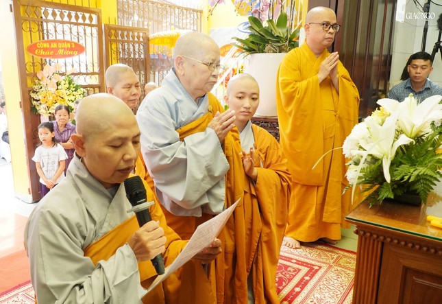 Ni sư Thích nữ Như Đức, nguyên trụ trì chùa Vạn Quốc (đứng giữa) Ni sư Thích nữ Như Đức, nguyên trụ trì chùa Vạn Quốc (đứng giữa)