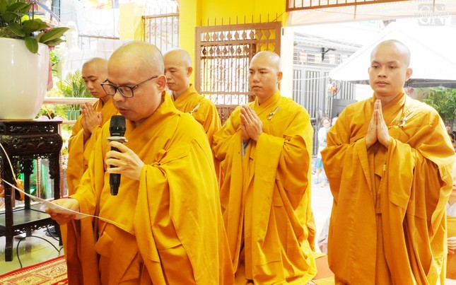 Đại đức Thích Thiện Châu dâng lời khải bạch Đại đức Thích Thiện Châu dâng lời khải bạch