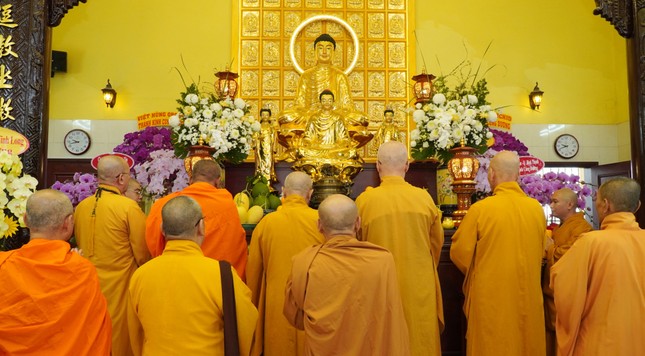 Chư tôn đức niêm hương, đảnh lễ Tam bảo Chư tôn đức niêm hương, đảnh lễ Tam bảo