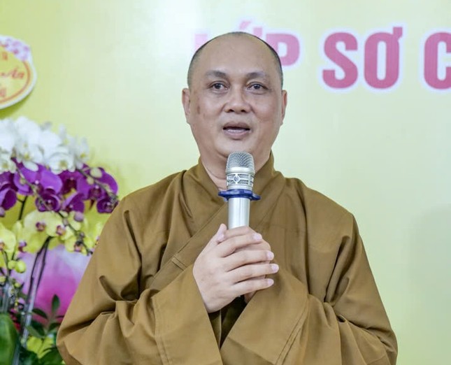 Thượng tọa Thích Thiện Chơn nêu sơ nét về quá trình hình thành và phát triển Lớp Sơ cấp Phật học Q.3 - Ảnh: Trí Thuận