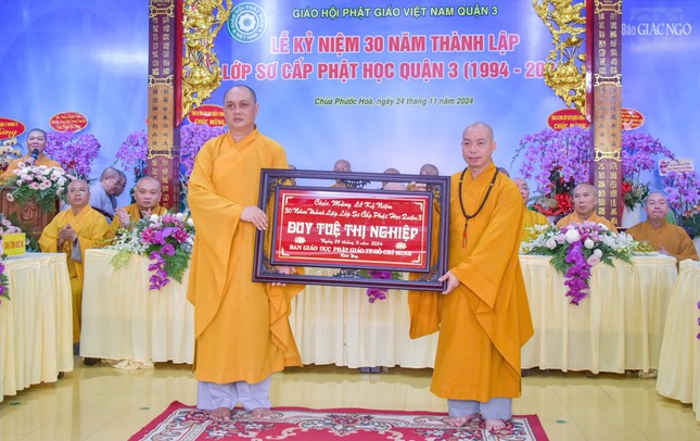 Thượng tọa Thích Quang Thạnh tặng khánh chúc mừng của Ban Giáo dục Phật giáo TP.HCM đến Thượng tọa Thích Thiện Chơn, Chủ nhiệm Lớp Sơ cấp Phật học Q.3
