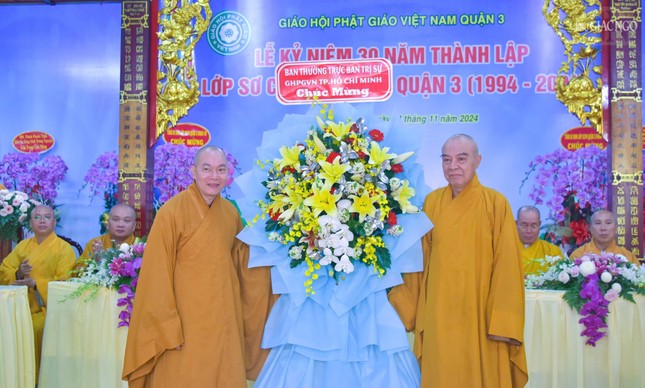 Hòa thượng Thích Nhật Hỷ trao lẵng hoa chúc mừng của Ban Thường trực Ban Trị sự GHPGVN TP.HCM do Thượng tọa Thích Thiện Bửu đón nhận