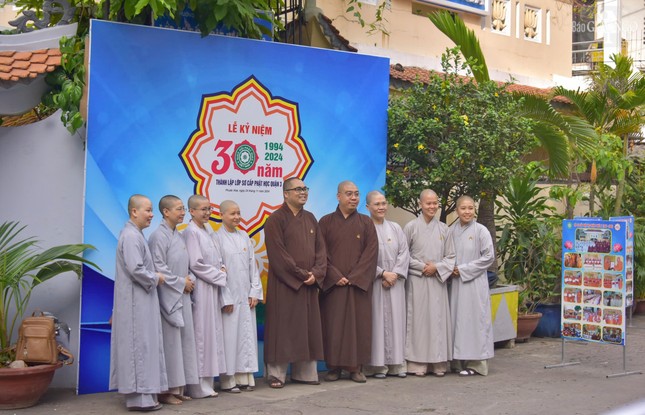Cựu Tăng Ni chụp ảnh lưu niệm nhân Lễ kỷ niệm 30 năm thành lập Lớp sơ cấp Phật học Q.3 (1994-2024)