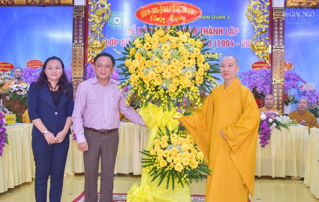 Lẵng hoa chúc mừng của chính quyền Q.3