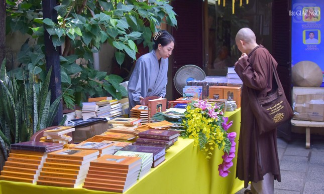 Ban Tổ chức tặng sách đến khách mời