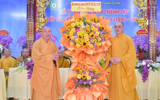 Lẵng hoa chúc mừng của Ban Giám hiệu Trường Trung cấp Phật học TP.HCM