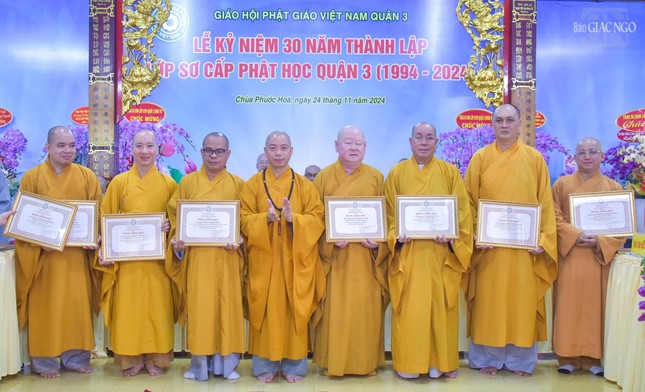 Thượng tọa Thích Quang Thạnh trao Bằng công đức đến các cá nhân