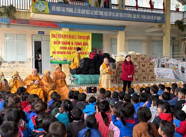 Chư Ni Hệ phái Khất sĩ thăm hỏi đến các em học sinh và thầy cô giáo