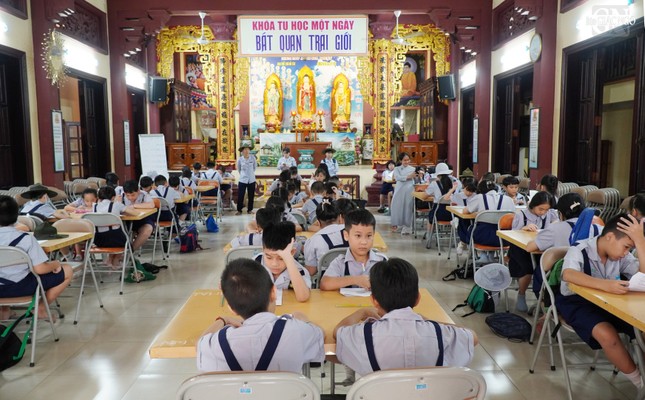 Các em bậc Mở mắt, Cánh mềm bắt đầu làm bài thi