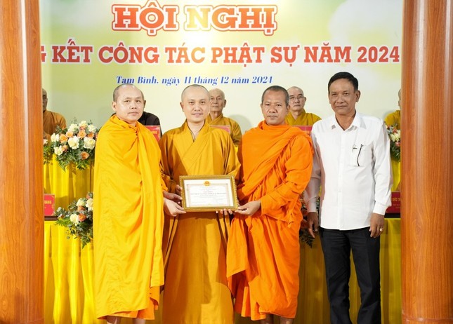 Ủy ban MTTQVN H.Tam Bình đã trao tặng Bằng khen đến Ban Trị sự GHPGVN huyện