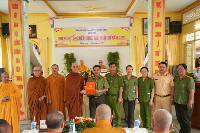 Ban Trị sự Phật giáo Q.Ô Môn và Công an quận thực hiện ký kết kế hoạch phối hợp về tăng cường tuyên truyền, vận động Tăng Ni, Phật tử đảm bảo an ninh trật tự, an toàn giao thông, phòng cháy, chữa cháy Ban Trị sự Phật giáo Q.Ô Môn và Công an quận thực hiện ký kết kế hoạch phối hợp về tăng cường tuyên truyền, vận động Tăng Ni, Phật tử đảm bảo an ninh trật tự, an toàn giao thông, phòng cháy, chữa cháy