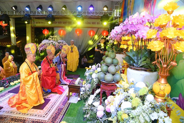 Chư tôn giáo phẩm niêm hương, bạch Phật Chư tôn giáo phẩm niêm hương, bạch Phật