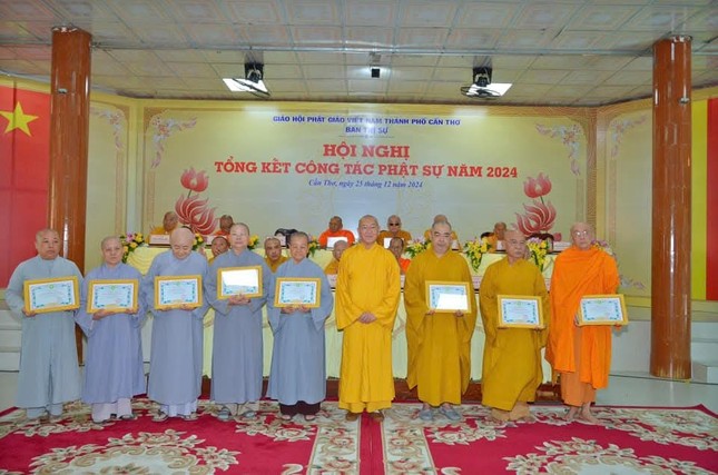 Thượng tọa Thích Bình Tâm, Phó Thường trực Ban Trị sự GHPGVN TP.Cần Thơ trao Bằng công đức đến chư Tăng, Ni Thượng tọa Thích Bình Tâm, Phó Thường trực Ban Trị sự GHPGVN TP.Cần Thơ trao Bằng công đức đến chư Tăng, Ni