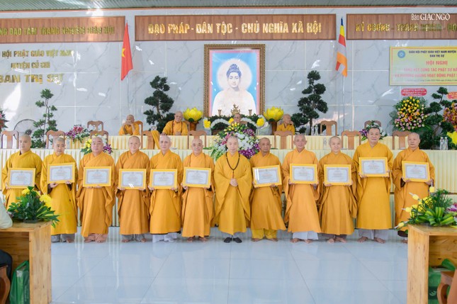 Thượng tọa Thích Quang Thạnh trao Bằng công đức đến các cá nhân Phật giáo H.Củ Chi