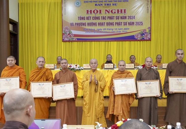 Thượng tọa Thích Quảng Hiền trao Bằng công đức đến chư tôn đức Thượng tọa Thích Quảng Hiền trao Bằng công đức đến chư tôn đức