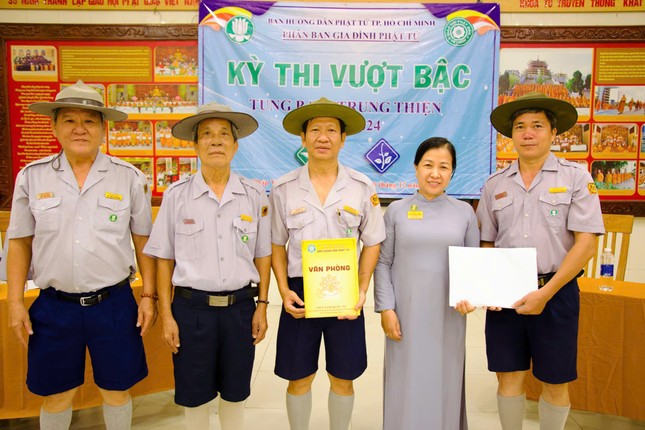 Trao quyết định thành lập Hội đồng thi do huynh trưởng cấp Tấn - Tâm Dũng Nguyễn Hữu Tiến làm Chủ tịch Hội đồng thi Trao quyết định thành lập Hội đồng thi do huynh trưởng cấp Tấn - Tâm Dũng Nguyễn Hữu Tiến làm Chủ tịch Hội đồng thi