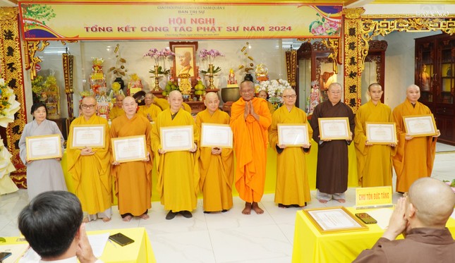 Hòa thượng Danh Lung, Phó ban Trị sự GHPGVN TP.HCM trao Bằng công đức đến các tập thể Hòa thượng Danh Lung, Phó ban Trị sự GHPGVN TP.HCM trao Bằng công đức đến các tập thể