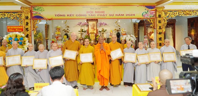 7 tập thể nhận bằng Tuyên dương công đức của Ban Trị sự GHPGVN TP.HCM 7 tập thể nhận bằng Tuyên dương công đức của Ban Trị sự GHPGVN TP.HCM