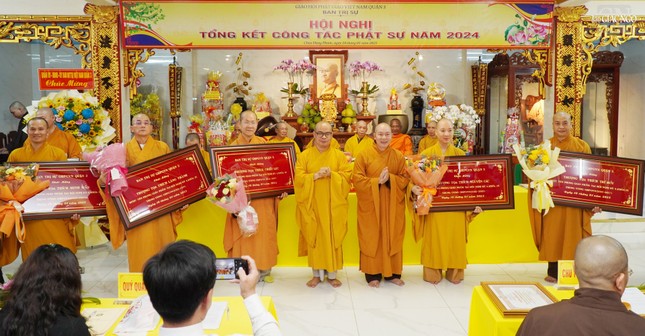 Ban Trị sự GHPGVN Q.3 trao khánh chúc mừng đến chư tôn đức được tấn phong giáo phẩm Thượng tọa Ban Trị sự GHPGVN Q.3 trao khánh chúc mừng đến chư tôn đức được tấn phong giáo phẩm Thượng tọa