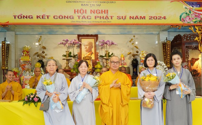 Trao hoa chúc mừng đến Phật tử có thành tích cao tại Hội thi giáo lý cấp Thành phố Trao hoa chúc mừng đến Phật tử có thành tích cao tại Hội thi giáo lý cấp Thành phố